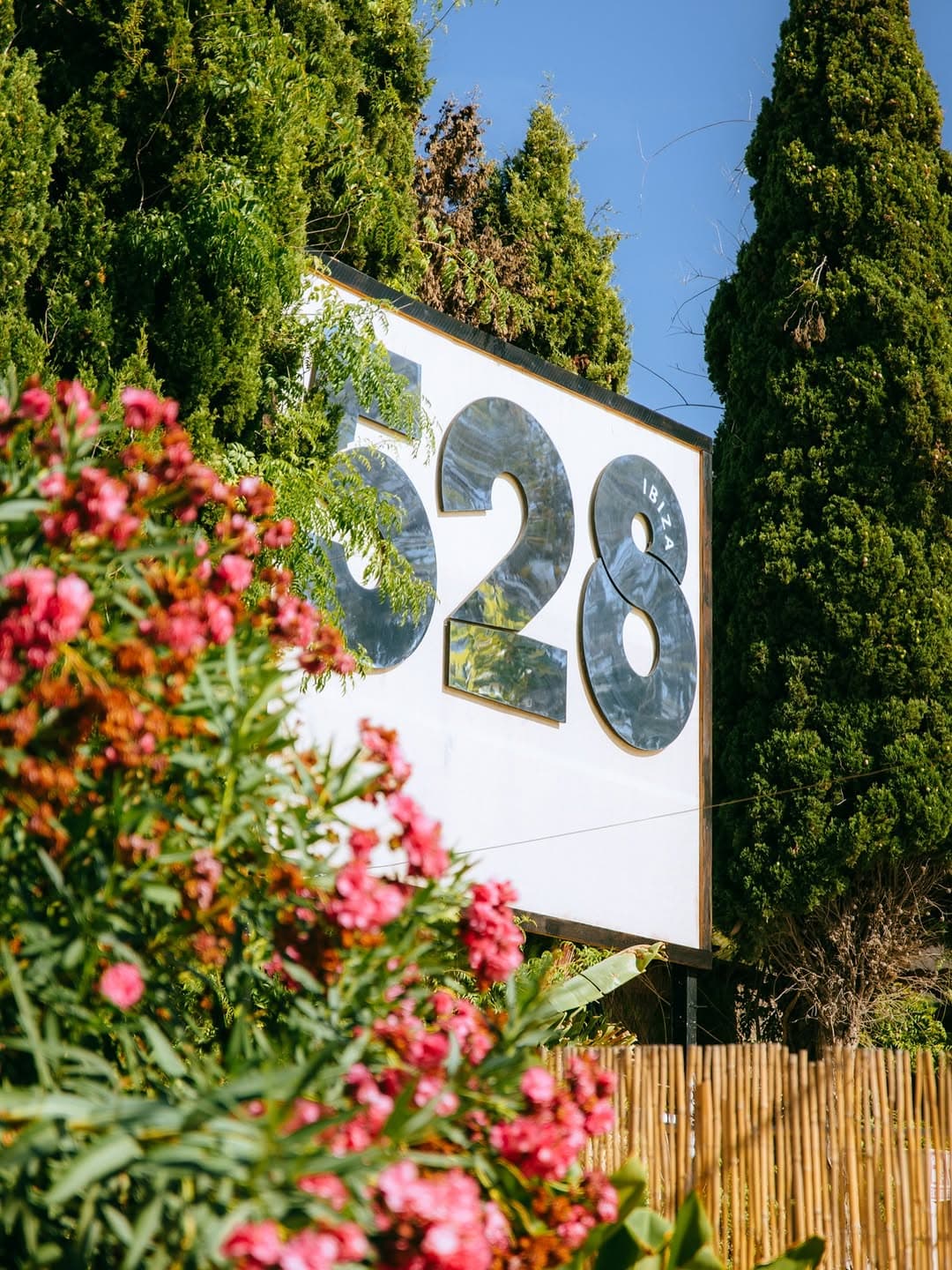 528